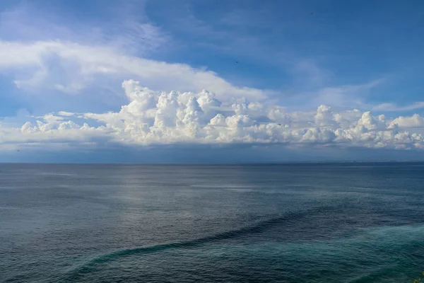 Calm Sea Blue Sky Side Boat Bow Wave Wake Cumulonimbus — Stock Photo, Image