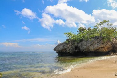 Bali Endonezya 'daki Padang Padang Plajı. Doğal tatil geçmişi. Dev kayalar ve kaya oluşumları Hint Okyanusu 'nun üzerinde birleşiyor..