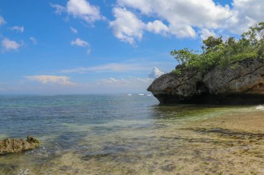 Bali Endonezya 'daki Padang Padang Plajı. Doğal tatil geçmişi. Dev kayalar ve kaya oluşumları Hint Okyanusu 'nun üzerinde birleşiyor..