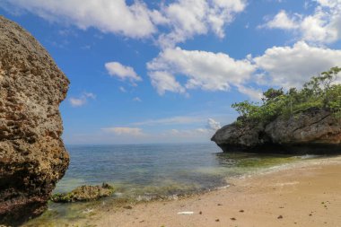 Bali Endonezya 'daki Padang Padang Plajı. Doğal tatil geçmişi. Dev kayalar ve kaya oluşumları Hint Okyanusu 'nun üzerinde birleşiyor..