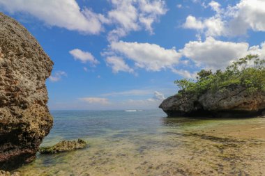 Bali Endonezya 'daki Padang Padang Plajı. Doğal tatil geçmişi. Dev kayalar ve kaya oluşumları Hint Okyanusu 'nun üzerinde birleşiyor..