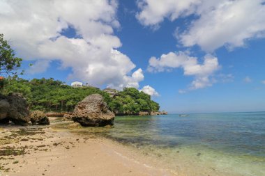 Bali Endonezya 'daki Padang Padang Plajı. Doğal tatil geçmişi. Dev kayalar ve kaya oluşumları Hint Okyanusu 'nun üzerinde birleşiyor..