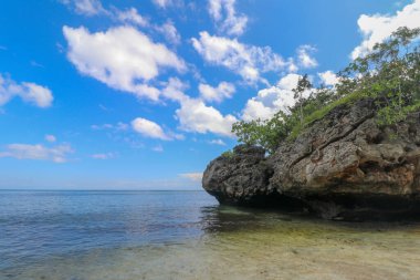 Bali Endonezya 'da imkansız plaj, doğa tatili geçmişi. Dev kayalar ve kaya oluşumları Hint Okyanusu 'nun üzerinde birleşiyor..
