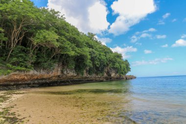 Endonezya, Bali 'deki Padang Padang Sahili' nin güzel bir manzarası. Sarı ince kum.