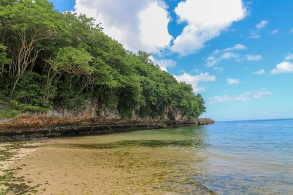Endonezya, Bali 'deki Padang Padang Sahili' nin güzel bir manzarası. Sarı ince kum.