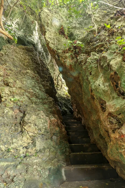 Merdivenler Güzel Körfezin Etrafındaki Bir Kayanın Içindeki Patika — Stok fotoğraf