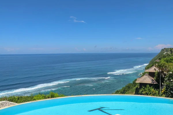 Deniz Manzaralı Palmiye Ağaçlı Sonsuz Lüks Havuz Bali Endonezya — Stok fotoğraf