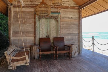 Tropik deniz plajı bungalovu manzarası. Plaj köşkünde tropik plaj manzarası. Tropik bungalov kumsal manzarası.