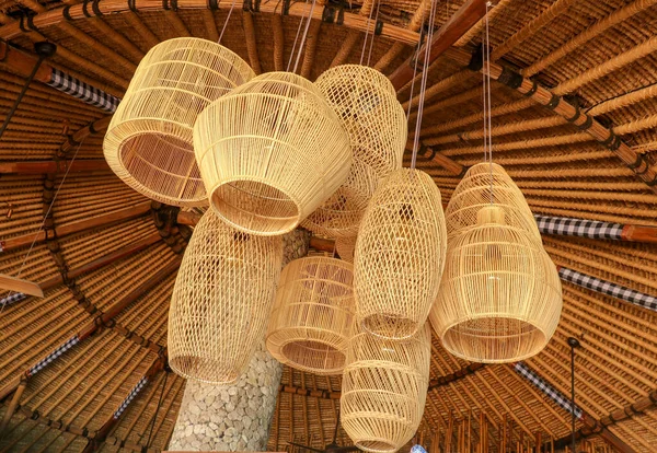 Interior Cafetería Con Grandes Lámparas Madera Luz —  Fotos de Stock