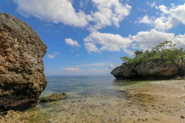 Bali Endonezya 'daki Padang Padang Plajı. Doğal tatil geçmişi. Dev kayalar ve kaya oluşumları Hint Okyanusu 'nun üzerinde birleşiyor..