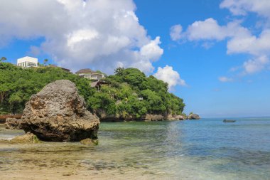 Endonezya, Bali 'deki Padang Padang plajının güzel bir manzarası. Dev kayalar ve kaya oluşumları Hint Okyanusu 'nun üzerinde birleşiyor..