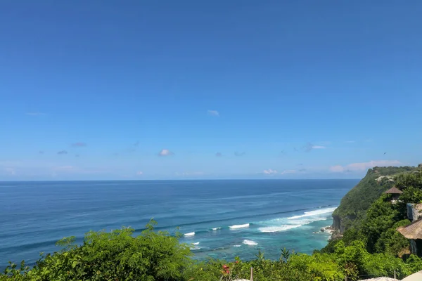 Gyönyörű Kék Naplemente Óceánon Nagy Hullámokkal Sziklákkal Sziklákkal Bali Sziget — Stock Fotó