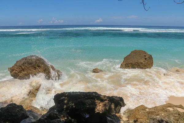 Kıyıya dalgalar sıçrıyor. Dalgalar deniz kıyısına vuruyor.