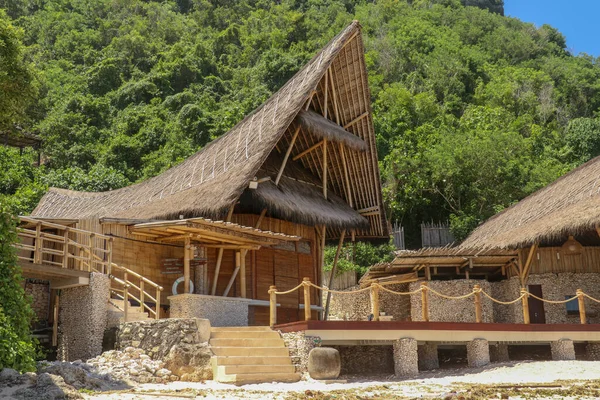 Musikclub und Restaurant auf Bali, Indonesien. Bambusbau am Sandstrand — Stockfoto