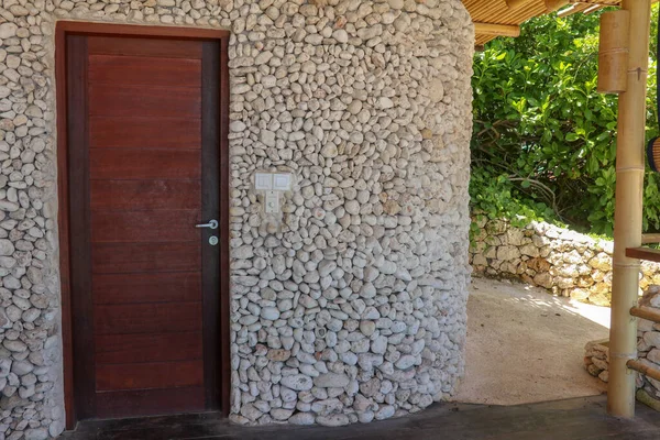 Старовинні дерев'яні двері на білому фоні . — стокове фото