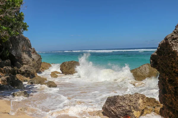 Salpicando olas en la orilla. Olas salpicando playa de mar . — Foto de Stock