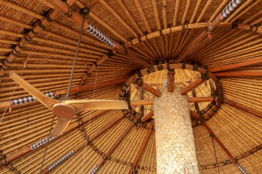 Bambu çatısının dokusu. Doğal malzemelerden yapılmış ekolojik ev.