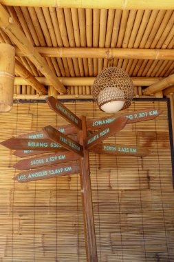 Dünyanın farklı başkentlerine yönlendirilmiş sütun bir sokak tabelasında belirtilmiştir..