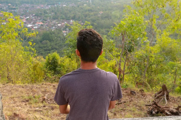 Здоровий Молодий Чоловік Практикує Йогу Горах Рано Вранці Світанку Індонезійський — стокове фото