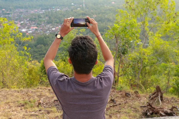 Człowiek Fotografował Góry Smartfonie Młody Człowiek Robi Zdjęcia Wulkanu Telefonem — Zdjęcie stockowe