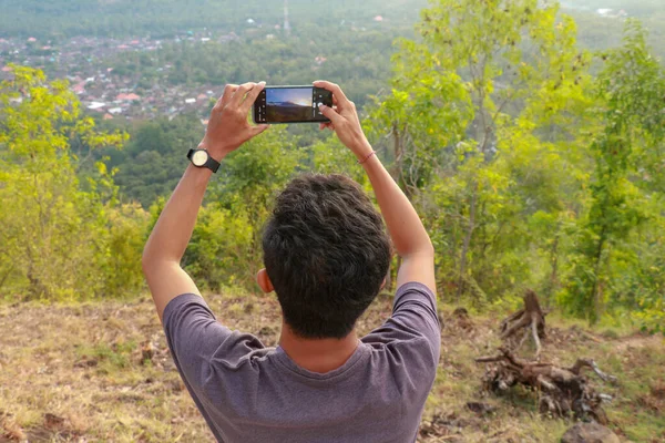 Człowiek Fotografował Góry Smartfonie Młody Człowiek Robi Zdjęcia Wulkanu Telefonem — Zdjęcie stockowe