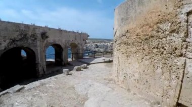 La Mola kalesinin dışındakiler. Akdeniz 'in duvarların ardındaki manzarası. İspanya 'nın Menorca adasında tarihi savunma yapısı.