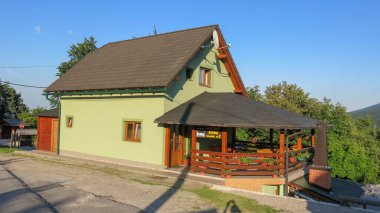 Poljanak, Hırvatistan, 3 Temmuz 2016. Hırvatistan 'ın pitoresk kırsalında restoranı olan emekli maaşı.