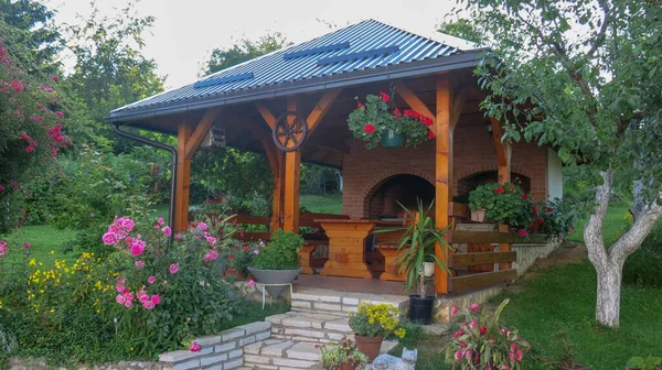 Garden Backyard Outdoor Pavilion Wood Pergola Bar Counter Brick Oven — стокове фото