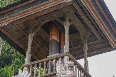 Ağaç gövdesinden yapılmış bir çekiçle ahşap çan. Bale Kulkul, toplantı, sosyal çalışma ve özel etkinlikler için davet edildiklerinde yerel Balili halka geleneksel alarmı vermek için inşa ediyor..