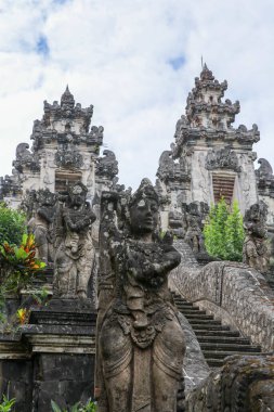 Geleneksel Bali heykeli. Endonezya 'nın batısındaki Pura Lempuyang Luhur' da heykel.