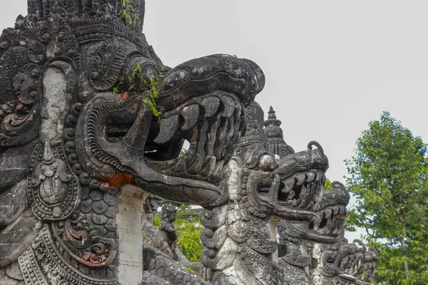 Esculturas Pedra Dragões Asiáticos Templo Pura Lempuyang Bali Indonésia Fechar — Fotografia de Stock