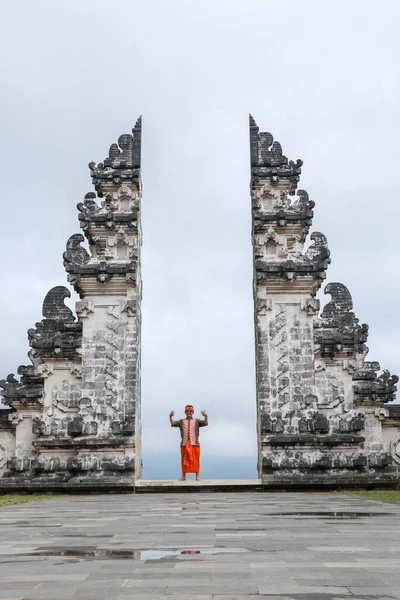 Hombre Está Pie Puerta Del Templo Lempuyang Bali Isalnd Indonesia — Foto de Stock