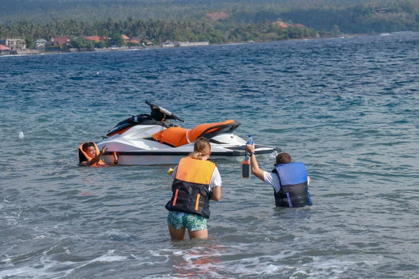 Turistas Gostam Dirigir Jet Ski Oceano Jovem Casal Embarca Jetbike — Fotografia de Stock