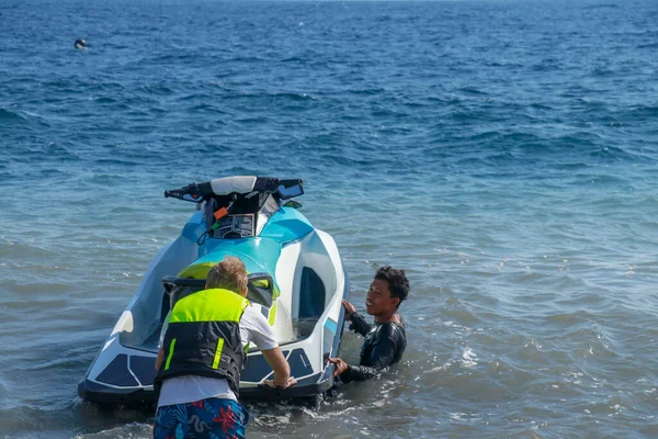 Man Neem Een Waterfiets Voor Een Ritje Waterscooters Golflopers Vermaken — Stockfoto