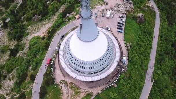 JESTED, TJECKIEN - 8 AUGUST 2020: Flygfoto över Jested Tower på toppen av Jested Mountain. Berömd turistattraktion nära Liberec i Tjeckien, Europa. Drönare kamera flyger över Jested — Stockvideo