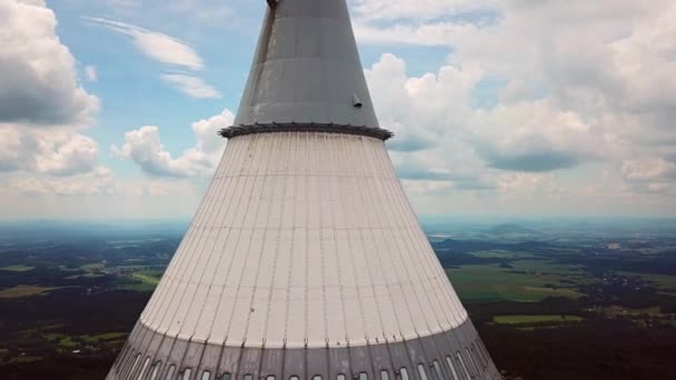 CZECH CUBLIC - 8 Ağustos 2020: Jested dağının tepesindeki Jested kulesinin havadan görünüşü. Çek Cumhuriyeti, Avrupa 'da Liberec yakınlarında ünlü bir turizm merkezi. Jested 'in üzerinde uçan İHA kamerası — Stok video