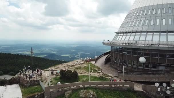 CZECH REPUBLIC, JESTED - AUGUST 8, 2020: People walk around a white television tower. Hotel in the tower of Jested, sharp and high pagoda. Famous tourist attraction near Liberec — Stock Video