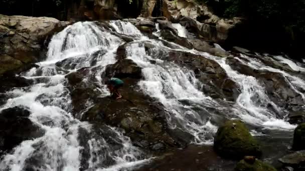 Zamknij film z krystalicznie czystą wodą płynącą w górskim lesie. Małe krople wody rozbryzgane, słoneczny wiosenny dzień — Wideo stockowe