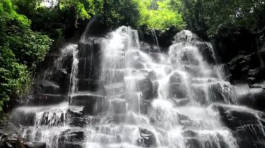 Sahne Kanto Lampo Şelalesi Bali Adası Endonezya 'sında bir kayadan aşağı dökülüyor.