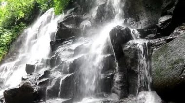 Sahne Kanto Lampo Şelalesi Bali Adası Endonezya 'sında bir kayadan aşağı dökülüyor.