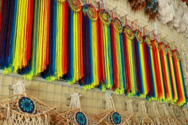 Mağazada satılan çeşitli rüya yakalayıcıları tasarımı. Dükkandaki düş kapanları, düş kapanları