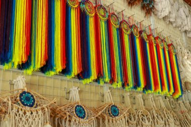 Mağazada satılan çeşitli rüya yakalayıcıları tasarımı. Dükkandaki düş kapanları, düş kapanları