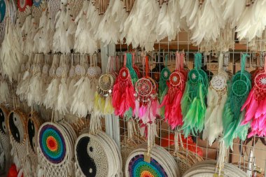 Mağazada satılan çeşitli rüya yakalayıcıları tasarımı. Dükkandaki düş kapanları, düş kapanları