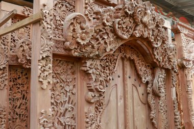 Antik kapının yakın plan görüntüsü. Kapılar ve kapı çerçeveleri oyulmuş. Geleneksel Balili oymacılar sanatı. Tamamlanmış ürünler satışa hazır.