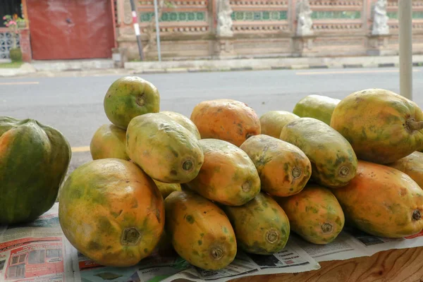 Indonésia ilha mercado ao ar livre. Frutas e legumes frescos são exibidos em um mercado tradicional na ilha de Bali, na Indonésia — Fotografia de Stock