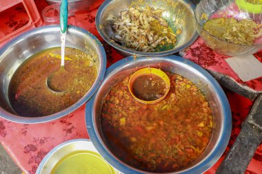 Geleneksel Balili Tuzlu Kahvaltı Tabağı Nasi Tepeng 'e Ek Yemekler.