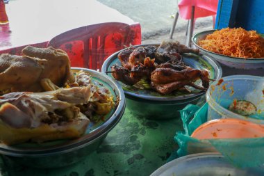 Gece Pazarı, Endonezya 'nın Bali kentindeki Gianyar ilinde çok çeşitli geleneksel bale yemekleri sunan aç yerli ve turistler için başlıca durak..