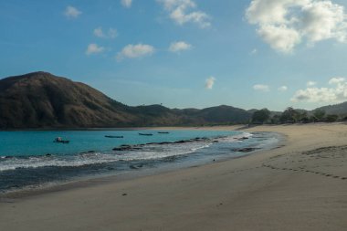 En güzel çöl sahili beyaz kumlu, okyanus körfezi Mawun 'da berrak su tropik ada Lombok' ta. Kayıp cennette kimsenin olmadığı sınırsız tropik plaj. Endonezya 'da seyahat ve tatil