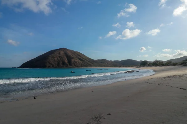 Bella scena sulla migliore spiaggia deserta con sabbia bianca, acqua limpida sulla baia dell'oceano Mawun nell'isola tropicale Lombok. Spiaggia tropicale sconfinata senza persone in paradiso perduto. Viaggi e vacanze in Indonesia — Foto Stock