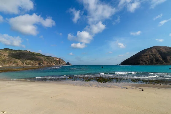 Bella scena sulla migliore spiaggia deserta con sabbia bianca, acqua limpida sulla baia dell'oceano Mawun nell'isola tropicale Lombok. Spiaggia tropicale sconfinata senza persone in paradiso perduto. Viaggi e vacanze in Indonesia — Foto Stock